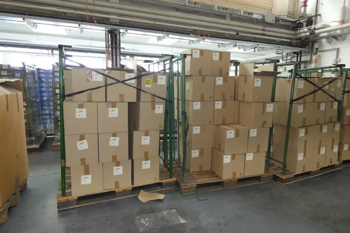 2x Paletten mit Fußbodenplatten